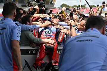 M¨¢rquez celebra el segundo puesto con su equipo Ducati.