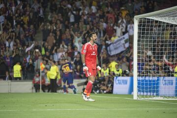 1-0. Buffon se lamenta tras el gol marcado por Messi.