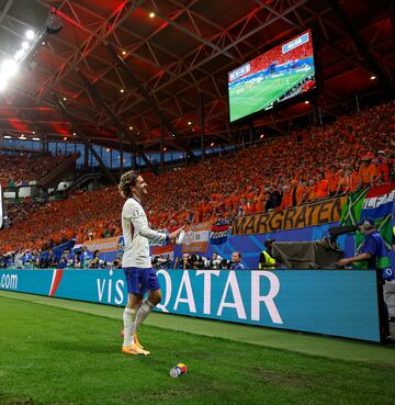 Antoine Griezmann pide a los aficionados holandeses que no lancen vasos al terreno de juego.