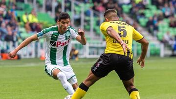 Uriel Antuna controla el balón con el Groningen