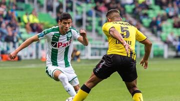 Uriel Antuna controla el bal&oacute;n con el Groningen