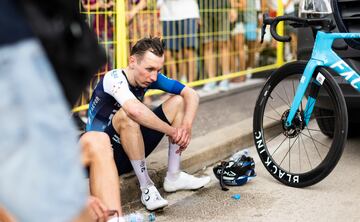 Stevie Williams, corredor del Israel Team, descansa después de finalizar la primera etapa del Tour de Francia 2024.