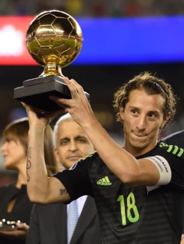 Andrés Guardado reconocido con el balón de oro del torneo como mejor jugador.