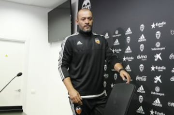 Las críticas de Mestalla por la salida de Salvo y Rufete, unidas a una racha de resultados, precitaron su salida.