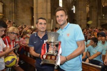 Ernesto Valverde y Carlos Gurpegui levantan el trofeo de la Supercopa en la basílica de Begoña.
