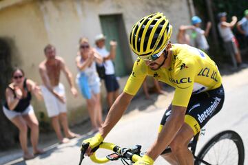 Julian Alaphilippe con el maillot amarillo. 