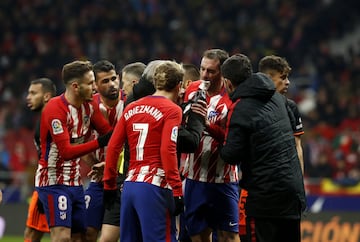 En el 47' Godín salta a buscar un balón en el área che y Neto le arrolla con el hombro. El uruguayo perdió tres dientes y tuvo que ser sustituido.