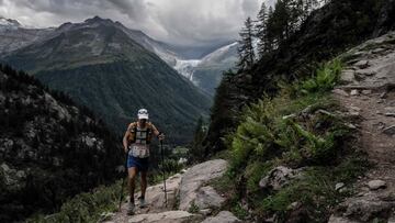 Imagen de un participante durante la disputa de la Mont Blanc Ultra Trail de 2019.