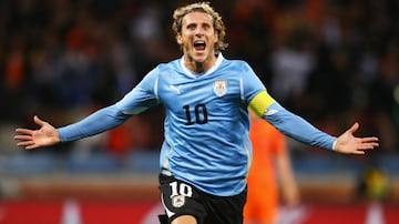 18°. Diego Forlán (38 años, vigente) disputó 112 partidos por Uruguay. Actualmente está retirado de la Selección Uruguaya.
