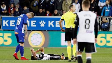 Gabriel Paulista cay&oacute; lesionado en el duelo ante el Alav&eacute;s en Mendizorrotza.