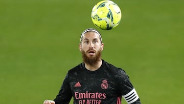 Sergio Ramos controla un bal&oacute;n durante el partido de la Liga Santander entre el Elche y el Real Madrid.