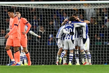 Los jugadores de la Real Sociedad celebran la victoria con el pitido final del encuentro.