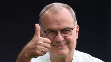 (FILES) Leeds United's Argentinian head coach Marcelo Bielsa gestures ahead of the English Premier League football match between Leeds United and West Ham United at Elland Road in Leeds, northern England on September 25, 2021. Argentine Marcelo Bielsa has a "long-distance agreement", which he will sign in the next few days, to be the coach of the Uruguayan national soccer team for the World Cup-2026 qualifiers, Jorge Casales, head of the Uruguayan Soccer Association, confirmed on May 11, 2023. (Photo by Oli SCARFF / AFP) / RESTRICTED TO EDITORIAL USE. No use with unauthorized audio, video, data, fixture lists, club/league logos or 'live' services. Online in-match use limited to 120 images. An additional 40 images may be used in extra time. No video emulation. Social media in-match use limited to 120 images. An additional 40 images may be used in extra time. No use in betting publications, games or single club/league/player publications. /
