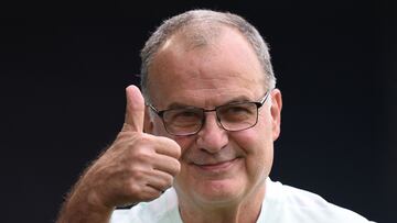 (FILES) Leeds United's Argentinian head coach Marcelo Bielsa gestures ahead of the English Premier League football match between Leeds United and West Ham United at Elland Road in Leeds, northern England on September 25, 2021. Argentine Marcelo Bielsa has a "long-distance agreement", which he will sign in the next few days, to be the coach of the Uruguayan national soccer team for the World Cup-2026 qualifiers, Jorge Casales, head of the Uruguayan Soccer Association, confirmed on May 11, 2023. (Photo by Oli SCARFF / AFP) / RESTRICTED TO EDITORIAL USE. No use with unauthorized audio, video, data, fixture lists, club/league logos or 'live' services. Online in-match use limited to 120 images. An additional 40 images may be used in extra time. No video emulation. Social media in-match use limited to 120 images. An additional 40 images may be used in extra time. No use in betting publications, games or single club/league/player publications. / 