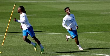 Camavinga y Vinicius durante el entrenamiento. 
 