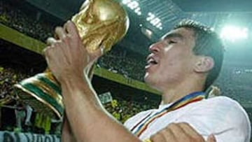 <b>UN CAMPEÓN DEL MUNDO DISPUESTO A JUGAR EN SEGUNDA.</b> El jugador brasileño del Bayer Leverkusen Lucio aseguró que "incluso si mucha gente no lo cree, por ser campeón del mundo, jugaré, si es necesario, en la Segunda División si se llegara a producir ese descenso brutal".