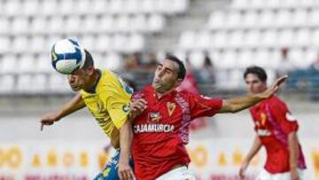 <b>HORAS BAJAS. </b>El Murcia pasó de candidato al ascenso para las casas de apuestas a crear desconfianza.