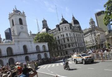Aficionados saludan el paso de vehículos participantes en el Rally Dakar 2015.