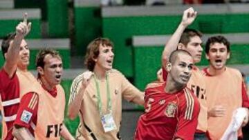 <b>MATADOR. </b>Fernandao celebra su gol con el banquillo español.