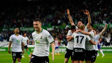 Los jugadores del Racing felicitan a Baturina por su gol al Granada.