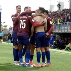 Dumic y Juanto acaban con el Racing de Ferrol en diez minutos