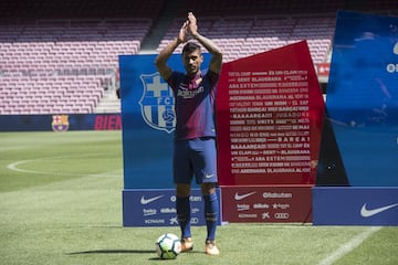 La presentación de Paulinho con el Barcelona en imágenes