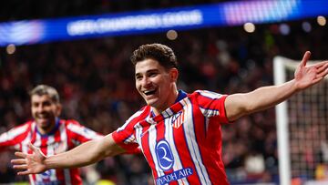 MADRID, 21/01/2025.- El delantero argentino del Atlético de Madrid Julián Álvarez celebra su segundo gol, durante el encuentro correspondiente a la fase regular de la Liga de Campeones que disputan hoy martes Atlético de Madrid y Bayer Leverkusen en el estadio Metropolitano, en Madrid. EFE/Sergio Pérez