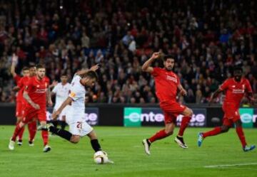 Coke también anotó el tercero del Sevilla. 1-3.