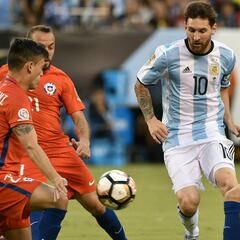 “Messi había renunciado hace cinco segundos tras perder la final con Chile; yo lo escuchaba llorar y él me decía...”