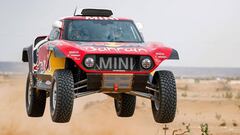 Mini&#039;s Spanish drivers Carlos Sainz of Spain and co-driver Lucas Cruz of Spain drives during a driving session on the eve of technical checkup in Jeddah, on January 3 , 2020 ahead of the 2020 Dakar Rally, which this year will take place in Saudi Arabia from January 5 to 17, 2020. (Photo by FRANCK FIFE / AFP)