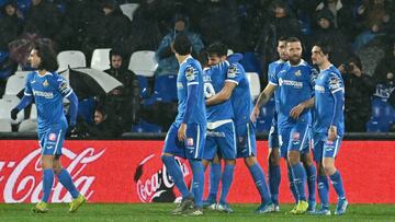 GRAF928. GETAFE, 01/12/2019.- Los jugadores del Getafe CF Ángel Rodríguez (c1) y el defensor uruguayo Leandro Cabrera (c2) celebran el gol de Cabrera ante el Levante UD, durante el partido de la 15ª jornada de Liga en Primera Divisi&oac