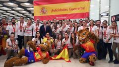 GRAF393. MADRID , 16/12/2019.- Las jugadoras de la selección española de balonmano posan con sus medallas de plata conquistadas este domingo en el Mundial de Japón a su llegada este lunes al aeropuerto de Adolfo Suárez-Barajas en Madrid. La selección espa