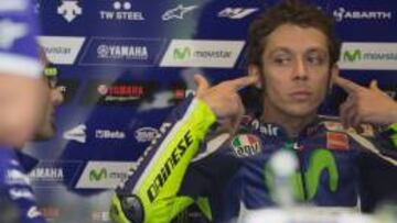 Valentino Rossi en el box de Yamaha en Austin.
