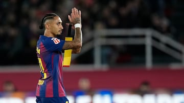 BARCELONA, 29/11/2025.- El delantero brasilero del Barcelona Raphinha abandona el terreno de juego durante el partido de LaLiga EA Sports, entre FC Barcelona y Deportivo Alavés, celebrado este sábado en el estadio Camp Nou de Barcelona. EFE/ Enric Fontcuberta