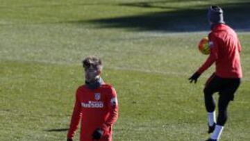 Luciano Vietto (i) y el francés Antoine Griezmann (d), durante el entrenamiento realizado hoy en el Cerro del Espino, en Majadahonda.