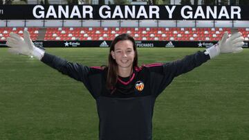 En la temporada 2016-2017 fue contratada por Valencia y se empezó a hacer un nombre en Europa. Fue la arquera menos vencida de la liga hispana.