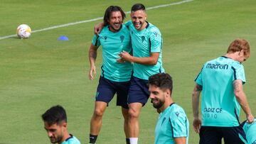 &#039;Pacha&#039; Espino y Flor&iacute;n Andone, jugadores del C&aacute;diz CF, durante una sesi&oacute;n de entrenamiento.