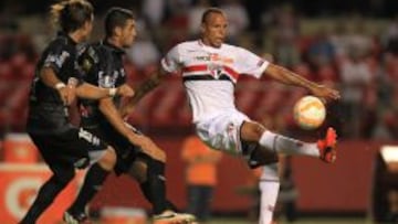 Luis Fabiano disputa el bal&oacute;n con Fabricio Formiliano