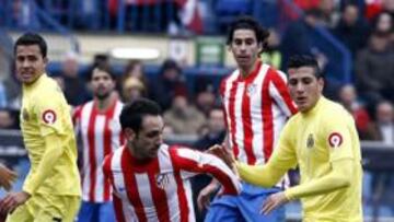 <b>COMPROMETIDOS. </b>Juanfran se esfuerza para intentar arrebatar un balón a Castellani ante la vigilancia cercana de Godín y Tiago en el partido ante el Villarreal.