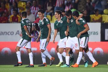 Chivas pasó de estar al borde de la eliminación a un triunfo de puestos de liguilla. Los rojiblancos vencieron 1-2 a Monarcas Morelia en el arranque de la jornada gracias a un doblete de Rodolfo Pizarro. Pero lo que más resaltó fue el hecho de que el resto de los resultados le abrieron una oportunidad al equipo de Matías Almeyda, que ahora está a un triunfo de poder meterse dentro de los ocho primeros lugares de la clasificación. 