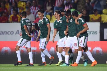 Chivas pasó de estar al borde de la eliminación a un triunfo de puestos de liguilla. Los rojiblancos vencieron 1-2 a Monarcas Morelia en el arranque de la jornada gracias a un doblete de Rodolfo Pizarro. Pero lo que más resaltó fue el hecho de que el resto de los resultados le abrieron una oportunidad al equipo de Matías Almeyda, que ahora está a un triunfo de poder meterse dentro de los ocho primeros lugares de la clasificación. 