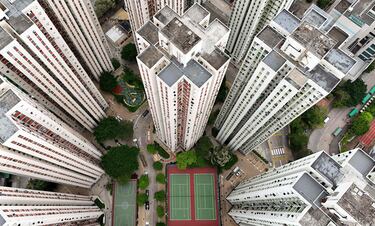 Cancha de tenis entre dos edificios de gran altura en el complejo residencial Richland Gardens en la bahía de Kowloon, Hong Kong.