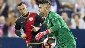 Cu&eacute;llar atrapa el bal&oacute;n ante la mirada del jugador del Rayo Vallecano De Tom&aacute;s.