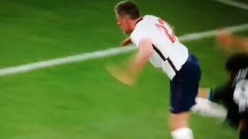 Indignación en redes por esta patada de Carragher a un famoso presentador británico en un partido benéfico