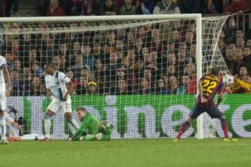 2-1. Dani Alves marca el segundo gol.