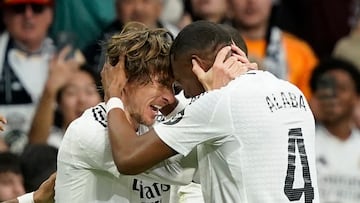 Modric recibe la felicitación de Alaba tras su gol.