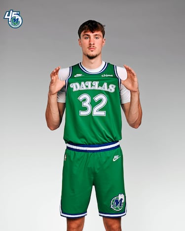 El uniforme Classic Edition de los Dallas Mavericks para la temporada 2025/26 recupera el diseño verde con letras blancas y ribetes azules que el equipo usó entre 1981 y 1991. Es un homenaje a sus primeros años en la NBA y celebra el 45º aniversario de la franquicia.