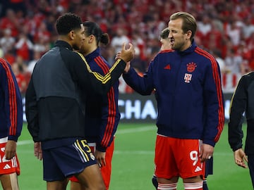 Jude Bellingham y Harry Kane se saludan antes del partido de Champions League entre Real Madrid y Bayern de Múnich.