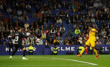 0-4. Jules Koundé remata de cabeza el cuarto tanto tras una asistencia de Frenkie de Jong.