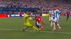 La última atajada de Bravo en la Roja: así se despidió el héroe de los chilenos